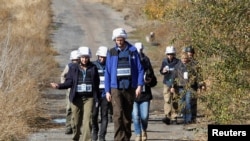 Архів. Члени Спеціальної моніторингової місії Організації з безпеки і співробітництва в Європі (ОБСЄ) прибули в село Петрівське Донецької області для моніторингу запропонованого напередодні виведення військ, 9 жовтня 2019 року. REUTERS/Олександр Єрмоченко