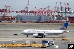 지난 2일 미국 유나이티드 항공 여객기가 뉴저지주 뉴어크 리버티 국제공항 활주로에 서 있다. (자료사진)