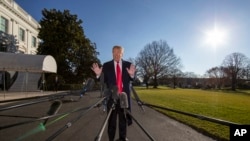 特朗普总统2019年1月6日在白宫南草坪前往海军陆战队一号直升机时发表谈话。