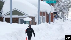 11月20日紐約州西部的水牛城一名居民正要清雪