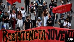 La gente marcha en el marco de un paro nacional contra el gobierno del presidente Iván Duque en Medellín, Colombia, el 19 de noviembre de 2020.