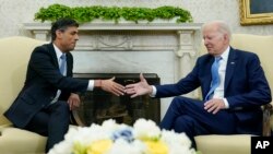 Presiden Joe Biden berjabat tangan dengan Perdana Menteri Inggris Rishi Sunak saat bertemu di Oval Office Gedung Putih di Washington, Kamis, 8 Juni 2023. (Foto: AP/Susan Walsh)