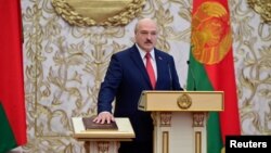 រូបឯកសារ៖ លោក Alexander Lukashenko ពេល​ស្បថ​ចូលកាន់​តំណែង​ជា​ប្រធានាធិបតី​បេឡារុស ក្នុង​ពិធី​ស្បថ​ចូលកាន់​តំណែង​នៅ​​​រដ្ឋធានី​មីនស្កិ៍ ប្រទេស​បេឡារុស កាលពី​ថ្ងៃទី២៣ ខែកញ្ញា ឆ្នាំ២០២០។