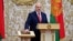 លោក Alexander Lukashenko ស្បថ​ចូល​កាន់​តំណែង​​ជា​ប្រធានាធិបតី​បេឡារុស​នៅ​អាណត្តិ​ថ្មី នៅ​ទីក្រុង Minsk ថ្ងៃ​ទី២៣ ខែកញ្ញា ឆ្នាំ២០២០។ 