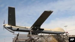 Для атаки проти Ізраїлю 13 квітня Іран використав набір дронів та різних видів ракет, подібний до набору, який Росія застосвує в нападах проти України, кажуть аналітики. Фото для ілюстрації: Іранський дрон Shahed-129 
