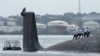 Los miembros de la tripulación trabajan en el submarino ruso de misiles de crucero de propulsión nuclear Kazán, atracado en la Bahía de La Habana, Cuba, el 12 de junio de 2024.