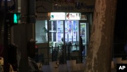 La agencia de viajes donde un ladrón armado retuvo a seis personas en rehenes en París, el distrito sur de la ciudad.