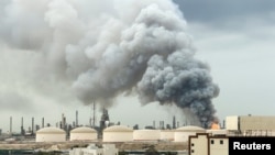 资料照片：巴林锡特林岛巴林石油公司炼油厂遇袭后冒出的浓烟。(2026年3月9日)