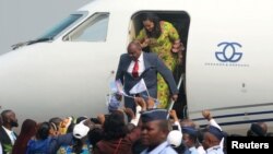 Le chef de l'opposition congolaise, Jean-Pierre Bemba, débarque à l'aéroport international de N'djili, à Kinshasa, en République démocratique du Congo, le 1er août 2018.
