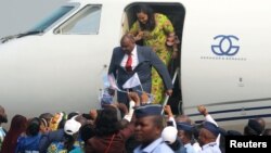 Congolese opposition leader Jean-Pierre Bemba disembarks a plane as he arrives at the N'djili International Airport in Kinshasa, Democratic Republic of Congo, Aug. 1, 2018. 