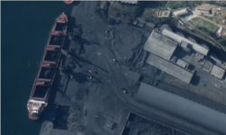 북한 남포 석탄항을 촬영한 11월 위성사진. 175m 길이의 선박에 석탄이 실린 가운데 주변으로 트럭 등의 움직임이 활발하다. Maxar Technologies/Google Earth.