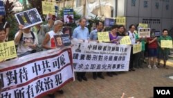 香港中國維權師關注組、支聯會等團體在6月26日“國際反酷刑日”，遊行至附近的中聯辦抗議，要求中國政府立即停止對異見及維權人士酷刑並釋放所有政治犯。(美國之音海彥拍攝）