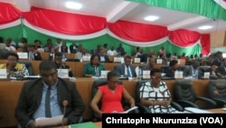 Les députés burundais viennent d'approuver la demande de sortie de la CPI, à Bujumbura, Burundi, le 12 octobre 2016. (VOA/Christophe Nkurunziza)