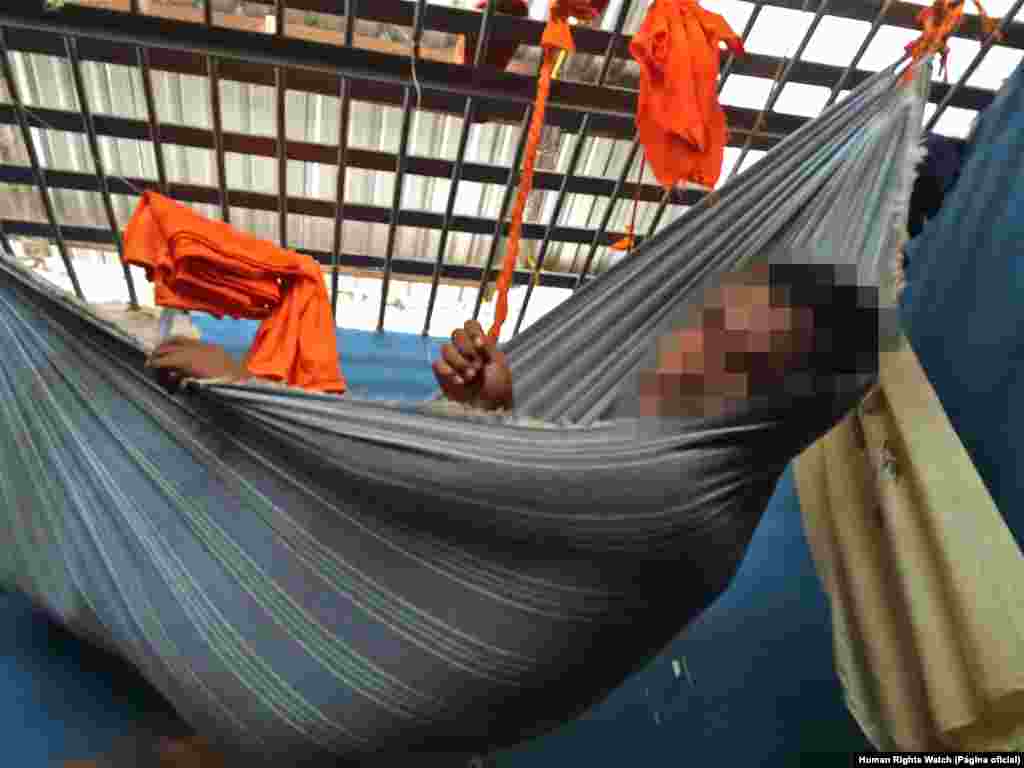 Alguns detentos dormem em redes na prisão de Pedrinhas por causa da falta de camas, colchões ou até mesmo de lugar para deitar no chão.