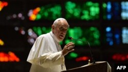 Paus Fransiskus memberikan sambutan di Katedral Rio de Janeiro (25/7).