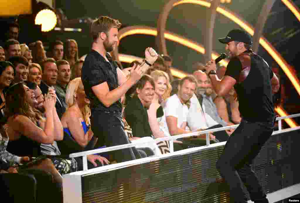 Luke Bryan performs &quot;Kick the Dust Up&quot; as Charles Kelley (L) of Lady Antebellum dances during the 2015 CMT Awards in Nashville, Tennessee, USA, June 10, 2015.