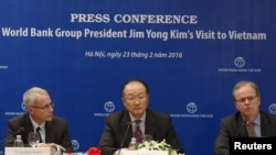 Chủ tịch World Bank Jim Yong Kim trả lời họp báo bên cạnh Phó Chủ tịch Axel van Trotsenburg (phải) và Cố vấn truyền thông John Michael Donnelly tại Hà Nội, ngày 23//2/2016.