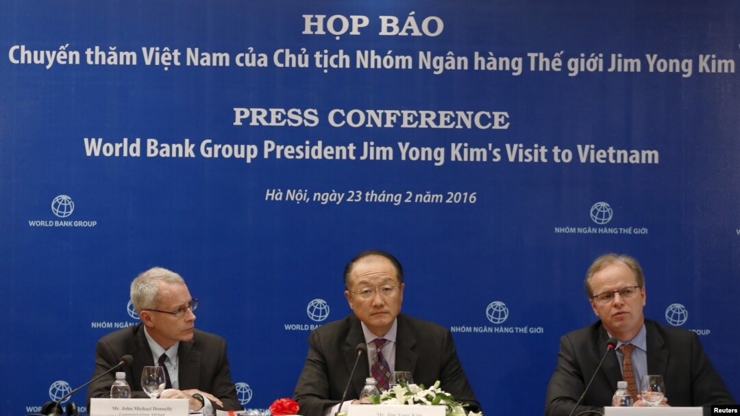 Chủ tịch World Bank Jim Yong Kim trả lời họp báo bên cạnh Phó Chủ tịch Axel van Trotsenburg (phải) và Cố vấn truyền thông John Michael Donnelly tại Hà Nội, ngày 23//2/2016.