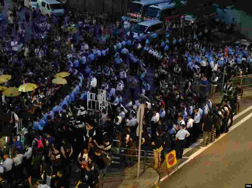 港人重返政總紀念雨傘運動一周年（美國之音海彥拍攝） 