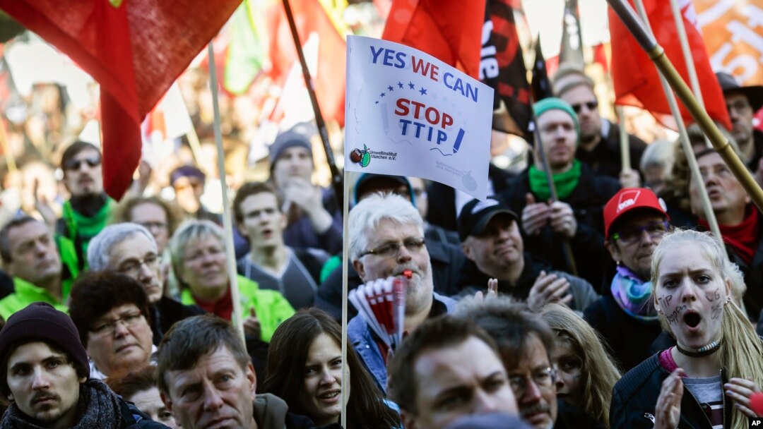 抗議人士反對跨大西洋貿易與投資伙伴協議(TTIP)