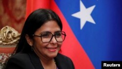 Delcy Rodriguez, la vicepresidente en disputa de Venezuela, hizo una escala en Madrid durante un viaje a Turquía, desatando una tormenta política en España. Foto Reuters