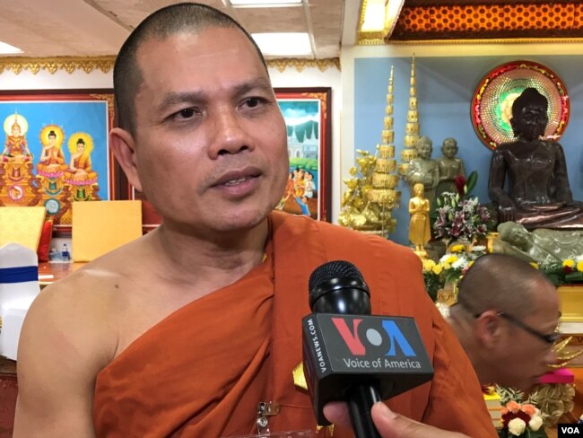 ព្រះឥន្ធិមុនី ម៉ឹង សាង ព្រះគ្រូចៅអធិការវត្តមុនីសុតារាម និងបរធានថ្មីនៃសមាគម ថតនៅថ្ងៃសុក្រ ទី២៤ ខែឧសភា ឆ្នាំ២០១៩។ (សាយ មុន្នី/VOA)