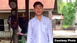 យុវជន​ ហេង សេងហួត ជា​សិស្ស​ថ្នាក់​ទី​ ១២​ នៅ​វិទ្យាល័យ​ព្រះយុគន្ធរ​ក្នុង​ក្រុង​ភ្នំពេញ។ (Courtesy Photo)
