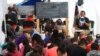 Maestros voluntarios imparten clases a niños solicitantes de asilo en una carpa en la frontera de EE. UU. en Reynosa, México. Foto Dylan Baddour/VOA.