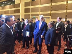 U.S. Secretary of State John Kerry answers reporter's question during a break at the ASEAN summit in Kuala Lumpur, Malaysia, Aug. 5, 2015. (Photo: Pam Dockins / VOA)