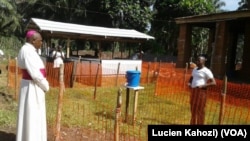 L’archevêque Ambongo de Mbandaka-Bikoro rend visite au Père Lucien d'Itipo, atteint du virus Ebola au centre d’isolement, à l’Equateur, RDC, 24 mai 2018. (VOA/Lucien Kahozi)