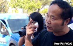 雕塑家陳維明要求警方道歉（美國之音國符拍攝）