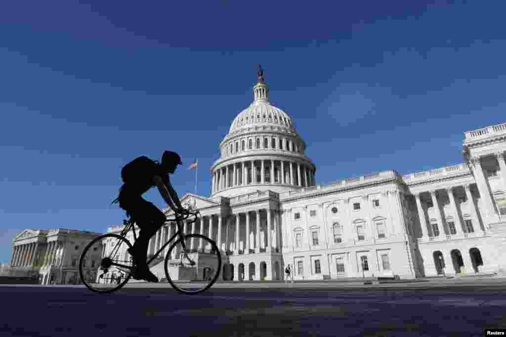 عبور دوچرخه سوار از مقابل ساختمان کنگره در پایتخت آمریکا