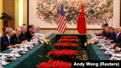 El secretario de Comercio de Estados Unidos, Wilbur Ross, y el viceprimer ministro chino, Liu He, asisten a una reunión en la casa de huéspedes de Diaoyutai en Beijing, China, 3 de junio de 2018. Andy Wong/Pool via REUTERS