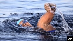 Diana Nyad, a lokacinda ta fara kokarin yin iyo daga kasar Cuba zuwa nan Amirka a ranar juma'a.