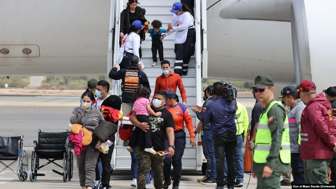 Un grupo de venezolanos, el primero con mujeres y niños, tras las conversaciones entre Caracas y Washington llegó a Venezuela procedente de México, el 24 de febrero de 2025. 