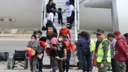 ARCHIVO - Un grupo de venezolanos, el primero con mujeres y niños, tras las conversaciones entre Caracas y Washington llegó a Venezuela procedente de México.