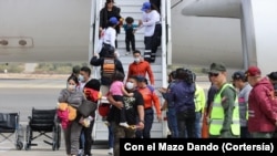 Un grupo de venezolanos, el primero con mujeres y niños, tras las conversaciones entre Caracas y Washington llegó a Venezuela procedente de México, el 24 de febrero de 2025. 