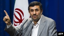 Sau vụ nổ, ông Ahmadinejad tiếp tục đọc bài diễn văn được truyền hình, theo như kế hoạch đã định