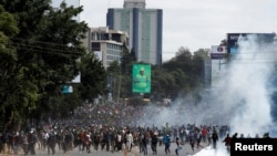 2024年6月25日，肯尼亚安全部队直接向抗议人群开枪，其中包括正逃离的抗议者。