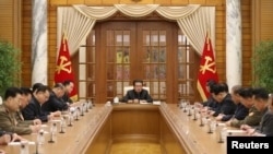 김정은(가운데) 북한 국무위원장이 노동당 회의를 주재하고 있다. (자료사진)