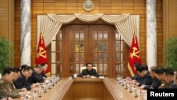 김정은(가운데) 북한 국무위원장이 지난 1일 평양에서 노동당 중앙위원회 제8기 제5차 정치국 회의에 참석하고 있다.