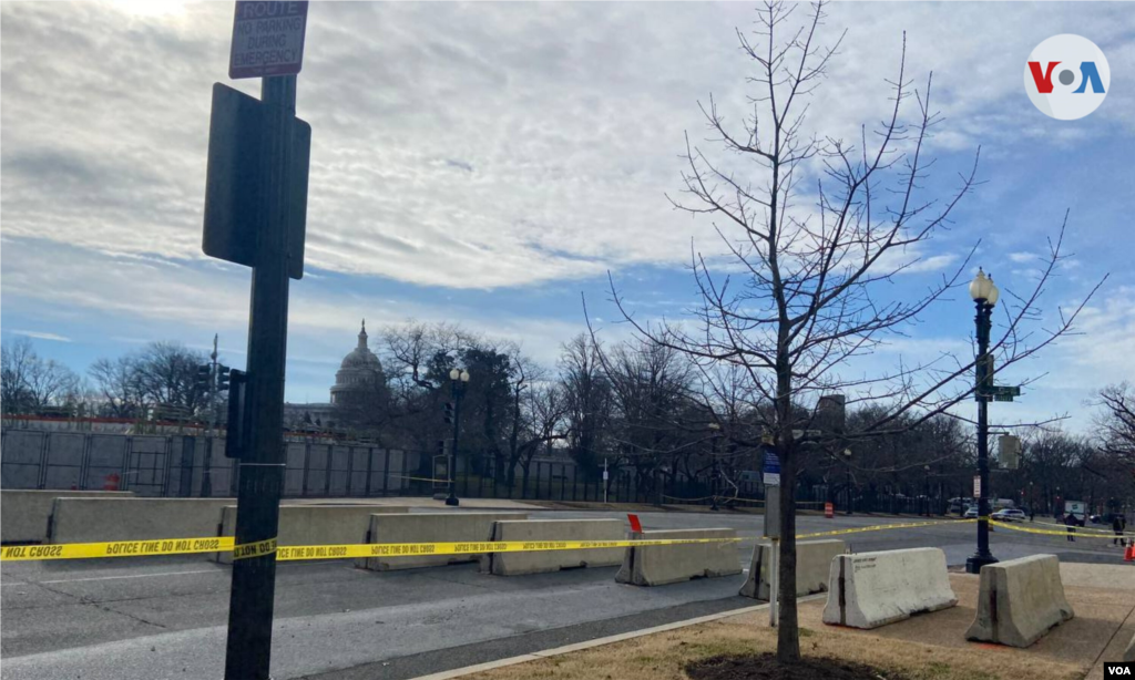 Vista del Capitolio de EE. UU. al fondo, desde una desierta calle cercana al edificio legislativo, antes de la investidura de Joe Biden como el presidente 46 de la naci&#243;n. 17 de enero de 2021. [Foto: Alejandra Arredondo]