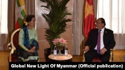 အာဆီယံညီလာခံမှာ သီးသန့်တွေ့ဆုံကြသည့် နိုင်ငံတော်အတိုင်ပင်ခံ ဒေါ်အောင်ဆန်းစုကြည်နဲ့ ဗီယက်နမ်ဝန်ကြီးချုပ် Mr Nguyen Xuan Phuc