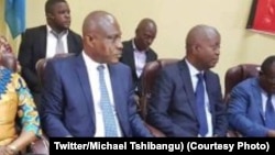 Martin Fayulu (2e na G) na molongani wa ye (1ère na G), Adolph Muzito (3e) na Valentin Mubake ya UDPS/Peuple, na 4e Convention ya Dynamique ya opposition, Kinshasa, 27 août 2019. (Twitter/Michael Tshibangu)