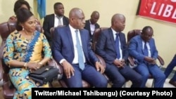 Martin Fayulu (2e na G) na molongani wa ye (1ère na G), Adolph Muzito (3e) na Valentin Mubake ya UDPS/Peuple, na 4e Convention ya Dynamique ya opposition, Kinshasa, 27 août 2019. (Twitter/Michael Tshibangu)