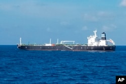 Kapal tanker MT Strovolos berbendera Bahama terlihat di perairan Kepulauan Riau. (Foto: via AP)