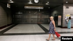 노조의 파업으로인해 교통등이 마비된 가운데, 기차역을 지나가는 그리스 시민. 