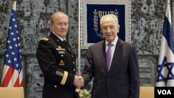 Presiden Israel Shimon Peres berjabat tangan dengan perwira tertinggi militer AS, Jenderal Martin Dempsey sebelum pembicaraan di Yerusalem (20/1).