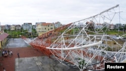 People look at the Nam Dinh television tower which collapsed due to Typhoon Son-Tinh in Nam Dinh city, 100 km (62 miles) south of Hanoi, October 29, 2012.