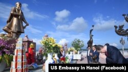 Đại sứ Mỹ tại Việt Nam Daniel Kritenbrink thắp hương trước tượng đài Ngô Quyền tại khu di tích Bạch Đằng, nơi quân Nam Hán từ phương Bắc ba lần bị đánh bại khi xâm lược lãnh thổi Việt Nam cuối và đầu thế kỷ thứ 10.